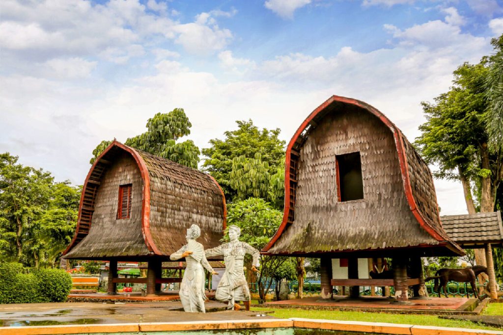 Rumah Adat Along